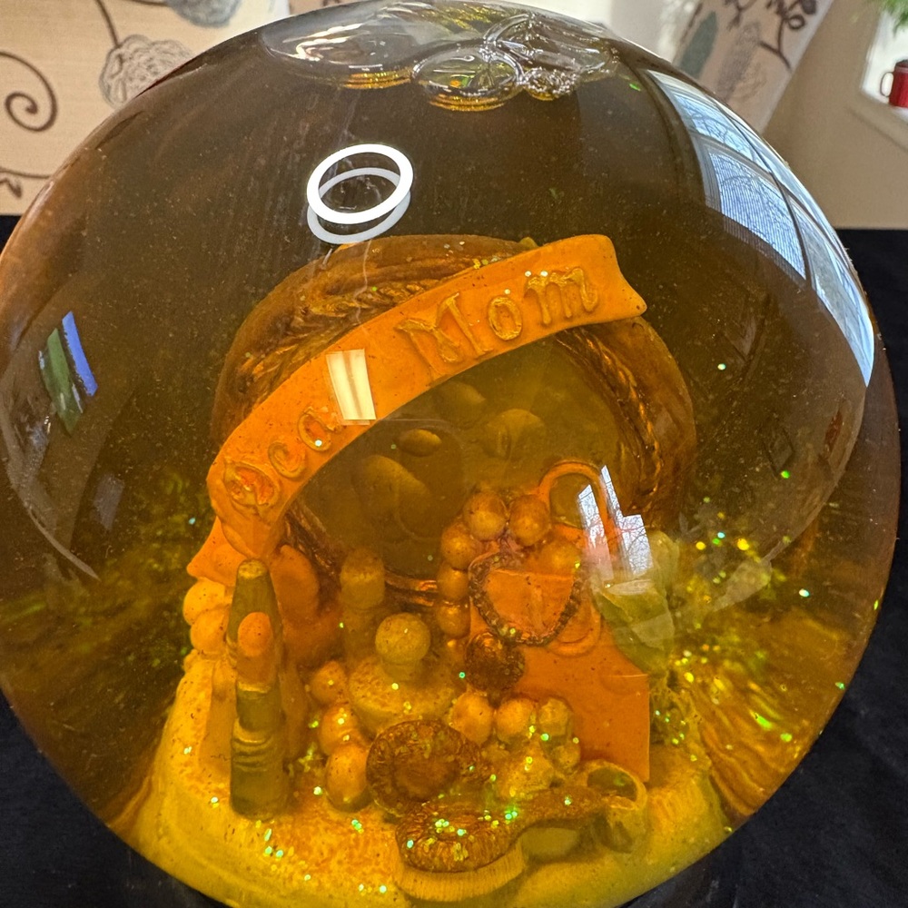 Snow Globe With The Text”Dear Mom” Inscribed On A Band Inside - Picture 2 of 5